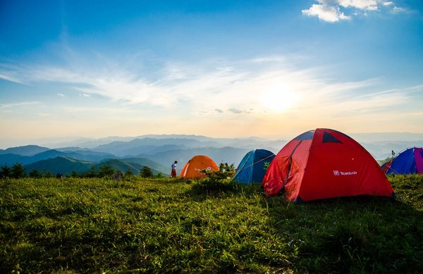 Comment préparer un itinéraire de camping pour explorer les montagnes de l'Atlas ?